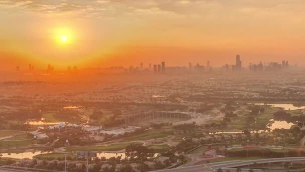 Golf sahasında gün doğumu, yeşil çimenler ve göller arkasında villalar, zaman geçiyor.. — Stok video