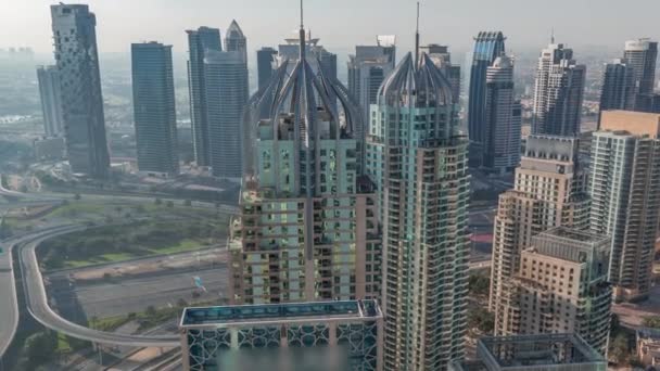 Dubai marina e grattacieli JLT lungo Sheikh Zayed Road timelapse aerea. — Video Stock