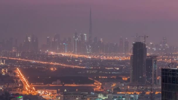 Dubai Centro skyline fila de rascacielos con torre más alta noche aérea al timelapse día. EAU — Vídeo de stock