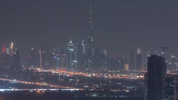 Wolkenkratzer der Skyline von Dubai Downtown mit der höchsten Turmantenne die ganze Nacht über. VAE — Stockvideo