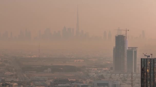 Dubai Şehir Merkezi gökdelenler silsilesi üzerinde en yüksek gökdelen kulesi sabah saatleri. BAE — Stok video