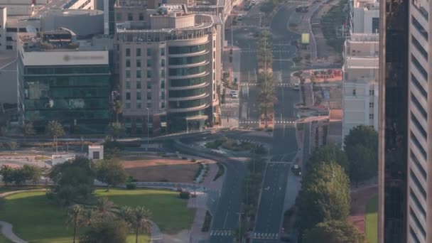 Vista aérea de una intersección de carreteras en un gran lapso de tiempo de la ciudad en el distrito de Media City — Vídeos de Stock