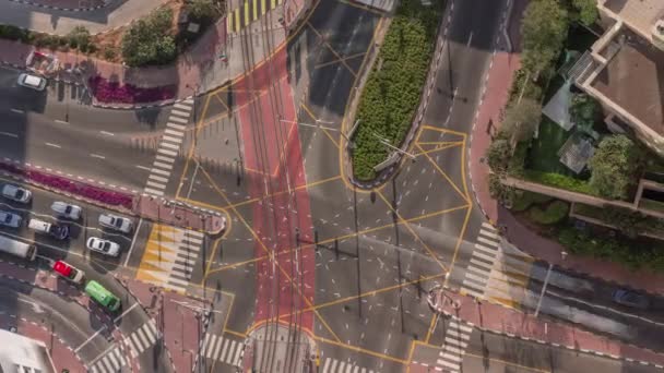 Vue aérienne d'une intersection routière entre gratte-ciel entre gratte-ciel timelapse. — Video