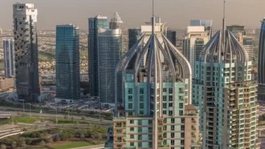 Dubai marinası ve JLT gökdelenleri Şeyh Zayed Yolu üzerindeki hava zaman aralığı..