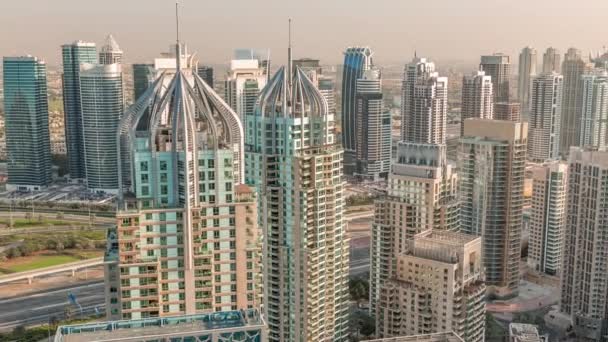 Dubai marina y los rascacielos JLT a lo largo de Sheikh Zayed Road timelapse aéreo. — Vídeo de stock