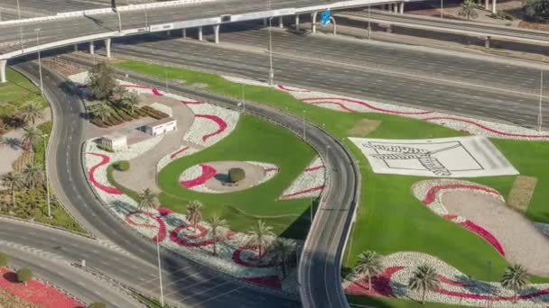 Enorme incrocio autostradale tra il distretto JLT e Dubai Marina intersecato da Sheikh Zayed Road timelapse aerea. — Video Stock