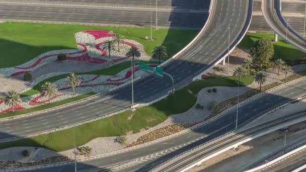 Enorme incrocio autostradale tra il distretto JLT e Dubai Marina intersecato da Sheikh Zayed Road timelapse aerea. — Video Stock