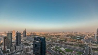 Dubai marinası ve JLT gökdelenlerini gösteren panorama Sheikh Zayed Yolu hava zaman çizelgesi.