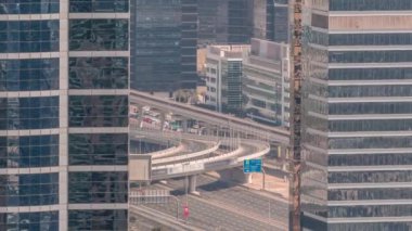 Medya şehrinin havadan görüntüsü ve Dubai marinasından Al Barsha tepeleri bölge zaman çizelgesi.