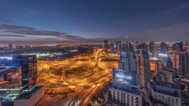 Énorme carrefour routier entre le quartier JLT et Dubai Marina nuit au jour le jour. — Video