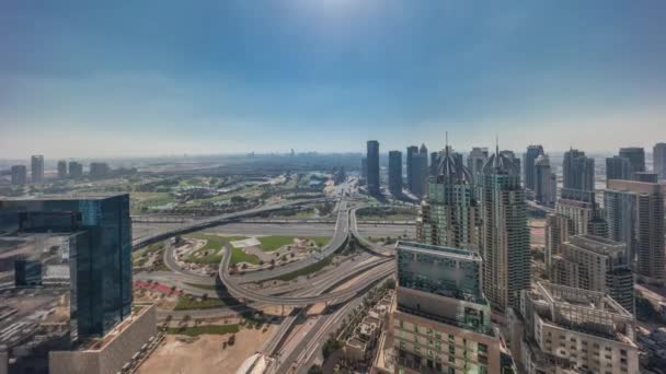 Dubai marina y los rascacielos JLT a lo largo de Sheikh Zayed Road aérea todo el día timelapse. — Vídeos de Stock