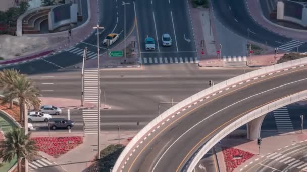 Вид с воздуха на пересечение дорог между небоскребами между небоскребами. — стоковое видео