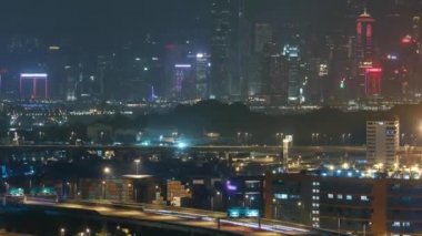 Hong Kong Skyline ve Konteyner Terminali gece vakti limanda.