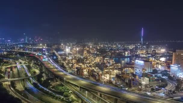 Hong Kong Skyline y Container Terminal en puerto por la noche timelapse — Vídeos de Stock
