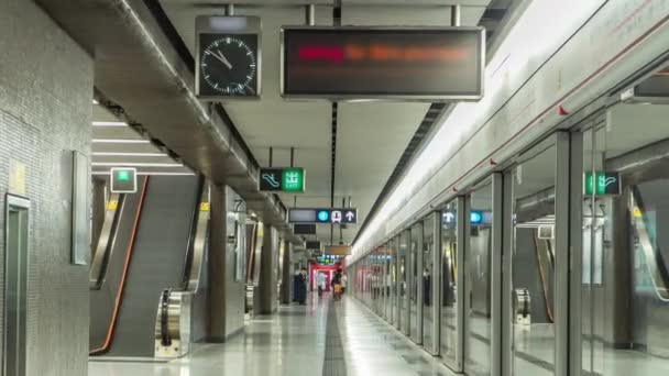 Estação de metrô interior timelapse em Central, Hong Kong. MTR é o transporte mais popular em Hong Kong — Vídeo de Stock