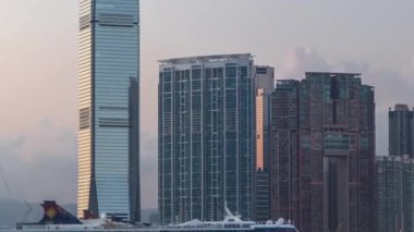 Hong Kong, Çin manzarası panorama Victoria Harbor akşam timelapse genelinde gökdelenler ile.