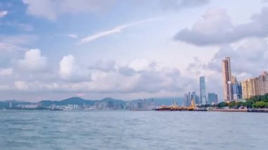 Hong Kong, Çin manzarası panorama gün Victoria Harbor timelapse genelinde gece için.