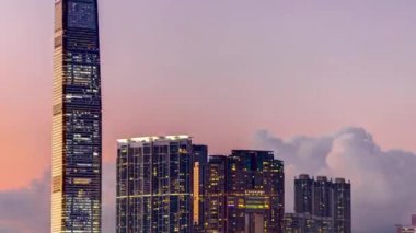 Gün batımından önce bulutlu bir mavi gökyüzü ile gece timelapse Hong Kong iş merkezi gün