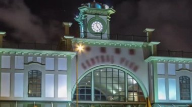 Central Ferry Rıhtımı 'nın dışında, Hong Kong Adası' nda gece vakti aşırı hızlanma.