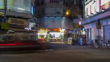 Tsim Sha Tsui street timelapse trafik ile neon ışıkları.