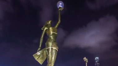 Hong Kong Film Ödülleri ve Yıldız Avenue timelapse hyperlapse manzarası bronz heykeli.
