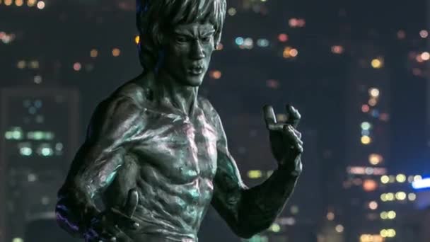 Bruce Lee monumento timelapse hiperlapso en la noche en la avenida de las estrellas, en Hong Kong . — Vídeos de Stock