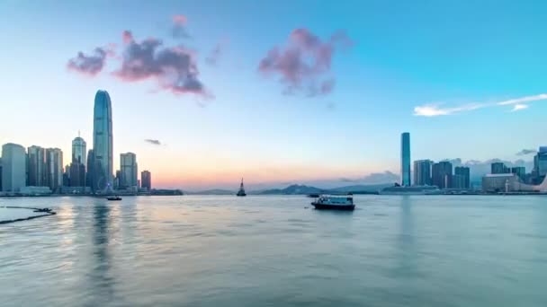 Hong Kong, China panorama del horizonte con rascacielos por la noche desde el otro lado de Victoria Harbor timelapse. — Vídeos de Stock