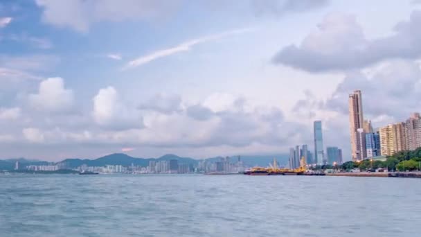 Hong Kong, China skyline panorama dag naar nacht uit over Victoria Harbor timelapse. — Stockvideo