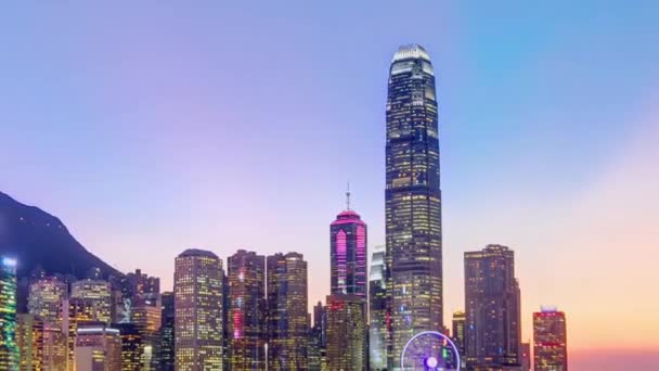 Χονγκ Κονγκ, Κίνα Πανόραμα στον ορίζοντα με ουρανοξύστες μέρα νύχτα από το απέναντι λιμάνι Victoria timelapse. — Αρχείο Βίντεο