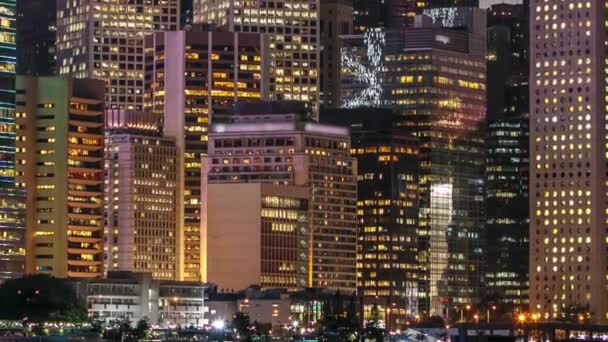 Гонконг, Китай панорама горизонта с днем небоскребов ночь от через гавань Виктория timelapse. — стоковое видео