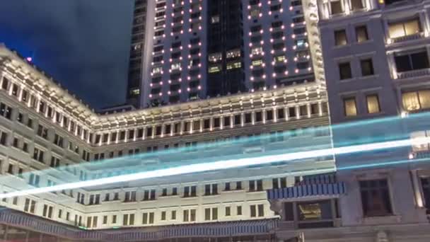 Tráfico urbano cerca del hotel Peninsula Hong Kong timelapse hyperlapse en la noche, Hong Kong — Vídeos de Stock