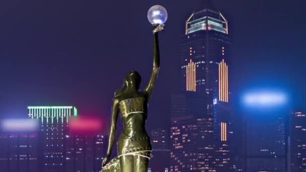 Estatua de bronce de los Hong Kong Film Awards y skyline en Avenue of Stars timelapse hyperlapse . — Vídeo de stock