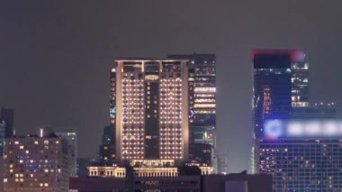 Onun duvar timelapse hyperlapse üzerinde renkli ışık projeksiyon ile Hong Kong Kültür Merkezi.