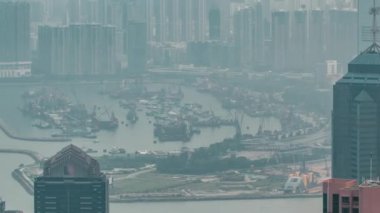 Sisli bir sabah timelapse Victoria zirvesinden Hong Kong görünümü.