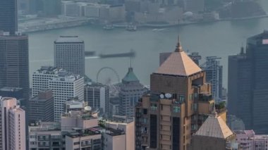 Sisli bir sabah timelapse Victoria zirvesinden Hong Kong görünümü.