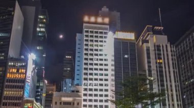 Gece görüşü modern şehrin parktaki havzası ve gökdelenleri. Zaman aşımı. Hong Kong