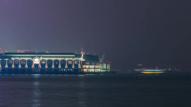 Hong Kong şehir merkezinde bir feribot limanı..