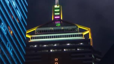 Gece timelapse hyperlapse aşağıdan görüldüğü gibi görünümü futuristik gökdelen ve yanıp sönen ışıkları kapatın