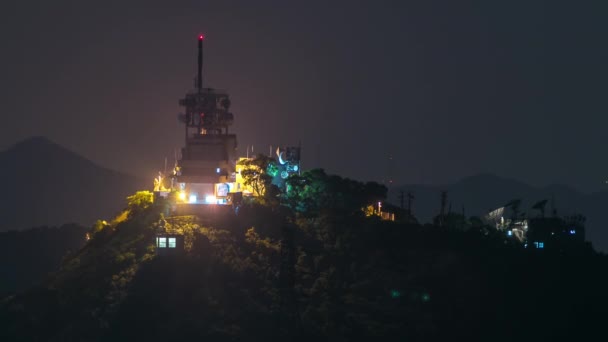 Метеостанция на горе ночью timelapse, Гонконг — стоковое видео
