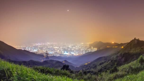 Το αστικό τοπίο του Χονγκ Κονγκ, όπως προβλήθηκε στην κορυφή της νύχτας της αιχμής του Καουλούν με το Χονγκ Κονγκ και το Κοουλούν κάτω — Αρχείο Βίντεο