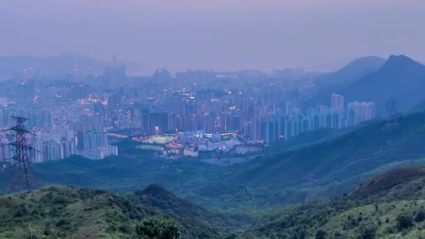 Paisaje urbano de Hong Kong visto en la cima del pico Kowloon con el timelapse día a noche con Kowloon a continuación — Vídeos de Stock