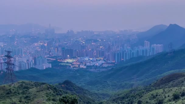 Cityscape of Hong Kong as viewed atop Kowloon Peak with day to night timelapse with Kowloon below — стоковое видео