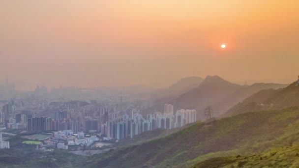 Stadtbild von Hongkong auf dem Gipfel des Kotloon mit Zeitraffer bei Sonnenuntergang mit Hongkong und Kotloon unten — Stockvideo