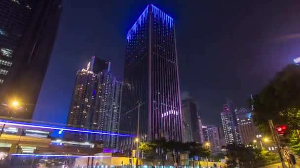 Hiperlapso de visão noturna do tráfego urbano moderno do outro lado da rua com arranha-céus. Desfasamento temporal. Hong Kong — Vídeo de Stock