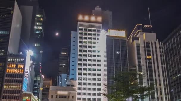 Vue de nuit hyperlapse de la ville moderne dans le parc avec fontaine et gratte-ciel autour. Temps écoulé. Hong Kong — Video