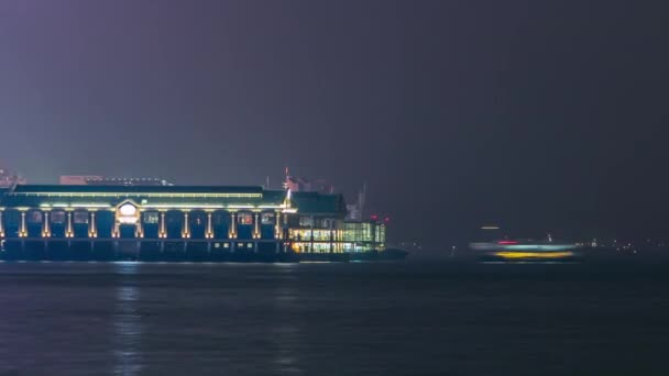 Λιμάνι ferry boat στο κέντρο του Χονγκ Κονγκ νύχτα timelapse. — Αρχείο Βίντεο