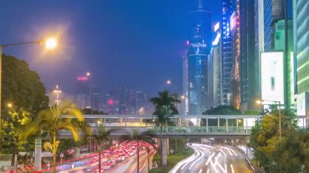 Calle Hong Kong con tráfico ocupado y oficina de rascacielos al atardecer del día a la noche timelapse . — Vídeo de stock