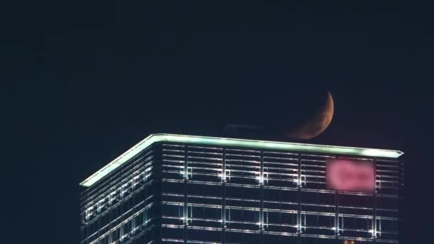 Futuristica vista sul paesaggio urbano con moderni grattacieli con timelapse notte luna. Hong Kong — Video Stock