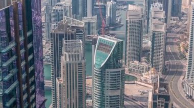 Dubai Marina 'nın Skyline görüntüsü kıyı şeridi boyunca gökdelenlerle çevrili yapay bir kanal gösteriyor. Dubai, BAE