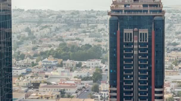 Vista aérea de casas de apartamentos y villas detrás de rascacielos en Dubai ciudad timelapse, Emiratos Árabes Unidos — Vídeo de stock
